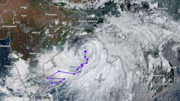 ধীরে ঘণীভূত হচ্ছে গভীর নিম্নচাপ, ঘূর্ণিঝড়ে রূপ নিতে পারে রাতে