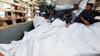 রাফার আশ্রয়শিবিরে ইসরায়েলি হামলায় নিহতদের মরদেহ। ছবি: রয়টার্স