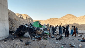 পাকিস্তানের কোয়েটায় বাস দুর্ঘটনায় ২৯ জন মারা গেছেন। ছবি: ডন