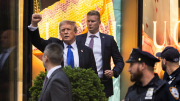 বিচারে দোষী সাব্যস্তের পর আদালত থেকে বের হয়ে আসছেন ডোনাল্ড ট্রাম্প। ছবি: রয়টার্স