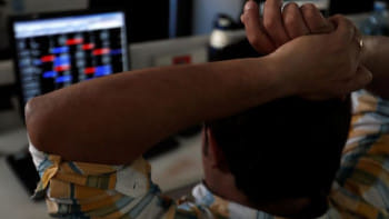 এক দিনেই ভারতের শেয়ার বাজার ৫ হাজার পয়েন্ট সূচকের পতন দেখেছে। প্রতীকী ছবি: রয়টার্স