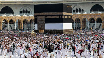 কাবা শরীফের সামনে জমায়েত হয়েছেন হজযাত্রীরা। ছবি: এএফপি