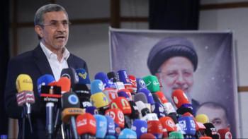 ইরানের সাবেক প্রেসিডেন্ট মাহমুদ আহমাদিনেজাদ । ছবি: রয়টার্স