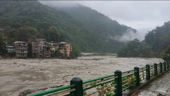 সিকিমে প্রবল বৃষ্টির পর ধস, বন্য়ায় ছয়জন মারা গেছেন। প্রচুর বাড়ি ভেঙেছে। ছবি: ডয়চে ভেলে