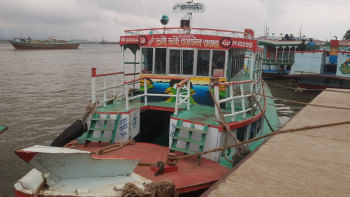প্রতি মুহূর্তে প্রাণঘাতী দুর্ঘটনার ঝুঁকি নিয়েই নারায়ণগঞ্জ থেকে মুন্সিগঞ্জসহ পাঁচটি নৌপথে অবাধে চলছে ফিটনেসবিহীন ৩১টি সানকেন ডেক (ছোট আকারের যাত্রীবাহী লঞ্চ) লঞ্চ।