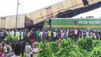 কাঞ্চনজঙ্ঘা এক্সপ্রেসকে পেছন থেকে ধাক্কা দেয় একটি মালবাহী ট্রেন। ছবি: স্টেটসম্যান