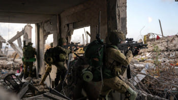 গাজা উপত্যকায় অভিযান চালাচ্ছে ইসরায়েলি সেনাবাহিনী। ছবি: এএফপি