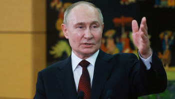 পুতিন। ছবি: রয়টার্স সম্প্রতি ভিয়েতনাম সফর করেন পুতিন। ছবি: রয়টার্স