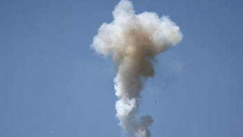 হিজবুল্লাহর ছোড়া একটি রকেট ধ্বংস করেছে ইসরায়েলি আকাশ হামলা প্রতিরক্ষা ব্যবস্থা আয়রন ডোম। ছবি: এএফপি