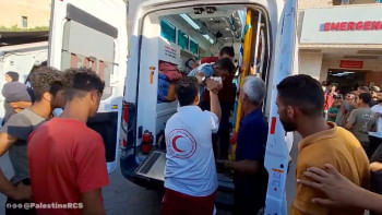 জাতিসংঘের স্কুলে ইসরায়েলি হামলার পর আহতদের অ্যাম্বুলেন্সে করে আল-আকসা হাসপাতালে নিয়ে যাওয়া হচ্ছে। ছবি: রয়টার্স