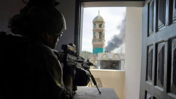 গাজায় গোপন অবস্থানে ইসরায়েলি স্নাইপার। ফাইল ছবি: রয়টার্স (২১ ডিসেম্বর, ২০২৩) 