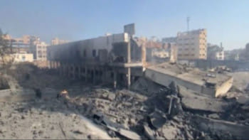 গাজা সিটিতে অবস্থিত ফিলিস্তিনে জাতিসংঘের শরণার্থী বিষয়ক সংগঠন ইউএনআরডব্লিউএ'র সদরদপ্তরে হামলা চালিয়ে ভবনটি ভেঙে দিয়েছে ইসরায়েলি সেনাবাহিনী। ছবি: এক্স থেকে সংগৃহীত