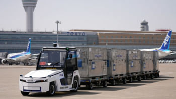 হানেদা বিমানবন্দরে পরীক্ষামূলকভাবে চলছে চালকবিহীন টয়োটা গাড়ি। ছবি: নির্মাতার ওয়েবসাইট থেকে সংগৃহীত