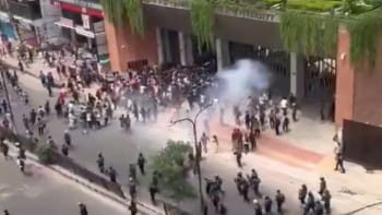 ব্র্যাক বিশ্ববিদ্যালয়ের ভেতরেও টিয়ারশেল, আন্দোলনকারীদের সঙ্গে পুলিশের সংঘর্ষ