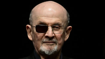 ২০২২ সালে আততায়ীর হামলায় এক চোখ হারান ঔপন্যাসিক সালমান রুশদি। ছবি: এএফপি