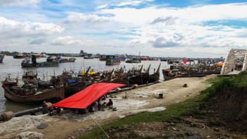 লঘুচাপ, ফিশিং ট্রলার, কর্ণফুলী নদী, চট্টগ্রাম, কক্সবাজার,