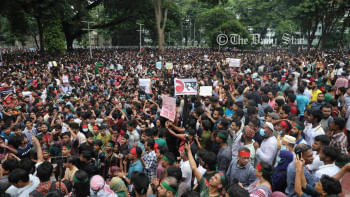 শহীদ মিনারে মানুষের ঢল শহীদ মিনারে মানুষের ঢল