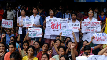 নারী চিকিৎসক ধর্ষণ-হত্যার প্রতিবাদে বিক্ষোভ। ছবি: ডয়চে ভেলে 