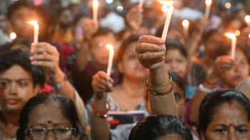 কলকাতায় চিকিৎসক ধর্ষণ-হত্যার প্রতিবাদে বিক্ষোভ। ছবি: এএফপি কলকাতায় চিকিৎসক ধর্ষণ-হত্যার প্রতিবাদে বিক্ষোভ। ছবি: এএফপি