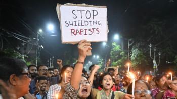 ভারতে চিকিৎসক ধর্ষণ-হত্যার প্রতিবাদে বিক্ষোভ। ছবি: এএফপি  ভারতে চিকিৎসক ধর্ষণ-হত্যার প্রতিবাদে বিক্ষোভ। ছবি: এএফপি