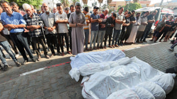 দেইর আল বালাহ অঞ্চলে ইসরায়েলি হামলায় নিহতদের জানাজায় অংশ নিচ্ছেন ফিলিস্তিনিরা। ছবি: এএফপি 