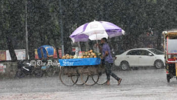 স্থলভাগের দিকে এগোচ্ছে লঘুচাপ, রোববার বাড়বে বৃষ্টি