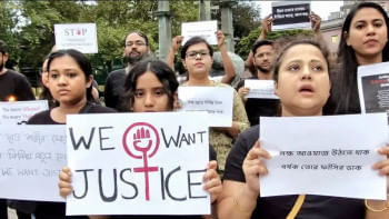 আর জি কর মেডিকেল কলেজ হাসপাতালে চিকিৎসক ধর্ষণ-হত্যার প্রতিবাদে কলকাতায় বিক্ষোভ। ছবি: ডয়চে ভেলে