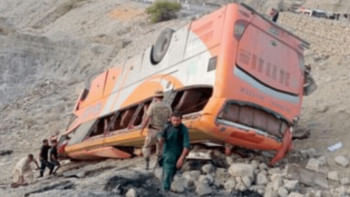 পাকিস্তানে বেলুচিস্তানে বাস দুর্ঘটনায় ১১ জন নিহত। ছবি: ডন