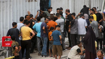 উত্তর গাজার জাবালিয়া ক্যাম্পে জাতিসংঘের দেওয়া ত্রাণ নিতে মানুষের ভীড়। ফাইল ছবি: রয়টার্স