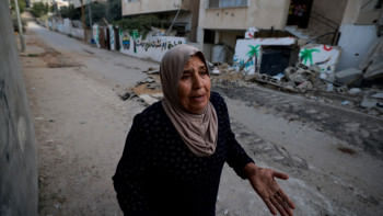 তুলকারেমের নুর শামস শিবিরে ইসরায়েলি ধ্বংসযজ্ঞ দেখে হতবাক ফিলিস্তিনি নারী। ছবি: এএফপি