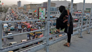 কাবুলের একটি সেতু পাহারা দিচ্ছেন তালেবান যোদ্ধা। ফাইল ছবি: রয়টার্স