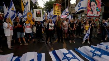 প্রধানমন্ত্রী বেনিয়ামিন নেতানিয়াহুর বাড়ির কাছে ইসরায়েলি পতাকায় মোড়ানো খালি কফিন নিয়ে বিক্ষোভ করেন ইসরায়েলিরা। ছবি: রয়টার্স