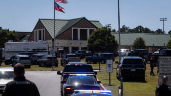 জর্জিয়ার আপালাচি স্কুলে বন্দুক হামলার পর পুলিশ পৌঁছায়। ছবি: এএফপি