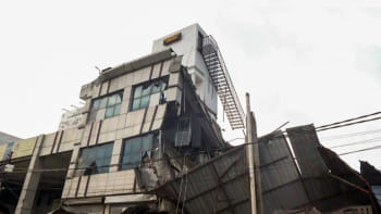 লক্ষ্ণৌয়ে এই ভবনটি ধসে পড়েছে। ছবি: সংগৃহীত