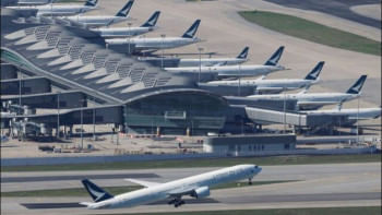 হংকং বিমানবন্দরে ক্যাথে প্যাসিফিক এয়ারলাইন্সের উড়োজাহাজ। ফাইল ছবি: রয়টার্স