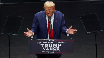 নির্বাচনী প্রচারণায় ডোনাল্ড ট্রাম্প। ছবি: রয়টার্স