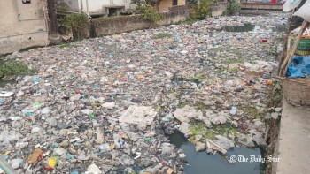 প্লাস্টিক-পলিথিন বর্জ্যে পরিপূর্ণ খাল