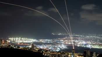 লেবাননে ক্ষেপণাস্ত্র হামলা চালাচ্ছে ইসরায়েল। ছবি: ডিডাব্লিউ