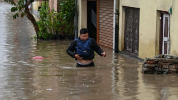 ভারী বর্ষণে কাঠামান্ডুর বেশিরভাগ এলাকা পানিতে ডুবে গেছে। ছবি: এএফপি