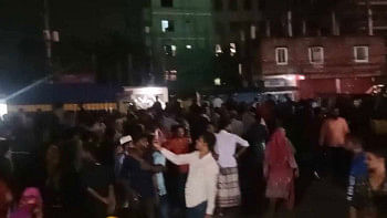 বকেয়া বেতন দাবিতে ঢাকা-ময়মনসিংহ মহাসড়ক অবরোধ পোশাক শ্রমিকদের বকেয়া বেতন দাবিতে ঢাকা-ময়মনসিংহ মহাসড়ক অবরোধ পোশাক শ্রমিকদের