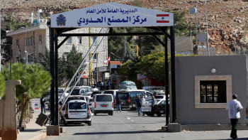 লেবানন-সিরিয়ার মাসনাআ সীমান্তে গাড়ি চলছে। ফাইল ছবি: রয়টার্স (২০১৮)