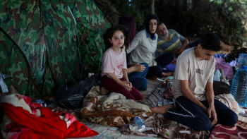 লেবাননের পশ্চিমাঞ্চলে সমুদ্রের ধারে একটি বাস্তুচ্যুত পরিবার আশ্রয় নিয়েছে। ছবি: রয়টার্স