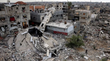 এক বছরের যুদ্ধে গাজা ধ্বংসস্তুপে পরিণত হয়েছে। ফাইল ছবি:এএফপি