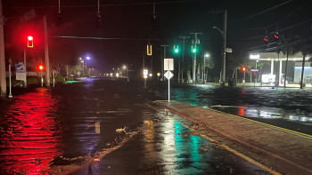 ঘুর্ণিঝড় মিলটনের প্রভাবে ফ্লোরিডায় জনজীবন বিপর্যস্ত হয়ে পড়েছে। ছবি: রয়টার্স