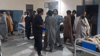 বেলুচিস্তানের কয়লা খনিতে বন্দুক হামলায় নিহত ও আহতদের আত্মীয়-পরিজন হাসপাতালে ভিড় জমান। ছবি: ডন