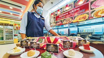 দুর্গাপূজা, মিষ্টি, পূজা, রাজনৈতিক সংকট, উচ্চ মূল্যস্ফীতি,