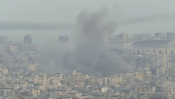 বৈরুতের দাহিয়েহ অঞ্চলে তিন বার বিমান হামলা চালায় ইসরায়েল। ছবি: এক্স থেকে সংগৃহীত