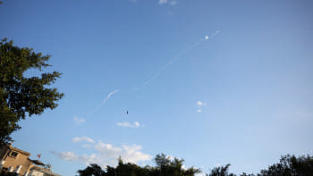 তেল আবিবে হিজবুল্লাহর ক্ষেপণাস্ত্র হামলা ঠেকাতে হিমশিম খাচ্ছে 'আয়রন ডোম'। ছবি: রয়টার্স