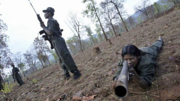 গোপন অবস্থানে মহড়ায় অংশ নিচ্ছে মাওবাদীরা। ফাইল ছবি: ডয়চে ভেলে