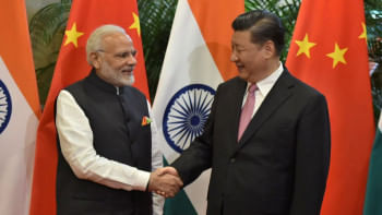 শি জিন পিং ও নরেন্দ্র মোদি। ফাইল ছবি: রয়টার্স